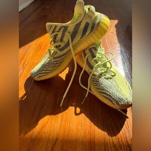 adidas yeezy boost 350 V2 semi frozen yellow